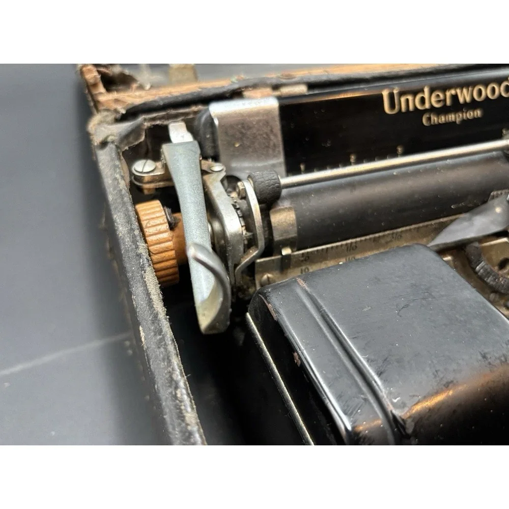 Antique Portable Underwood Manual Typewriter w/ Hard Carry Case